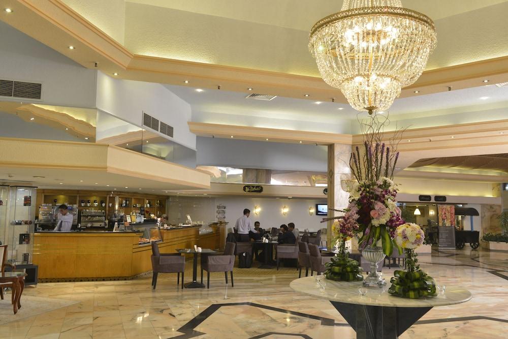 Intercontinental Al Jubail, an IHG Hotel - Lobby Sitting Area
